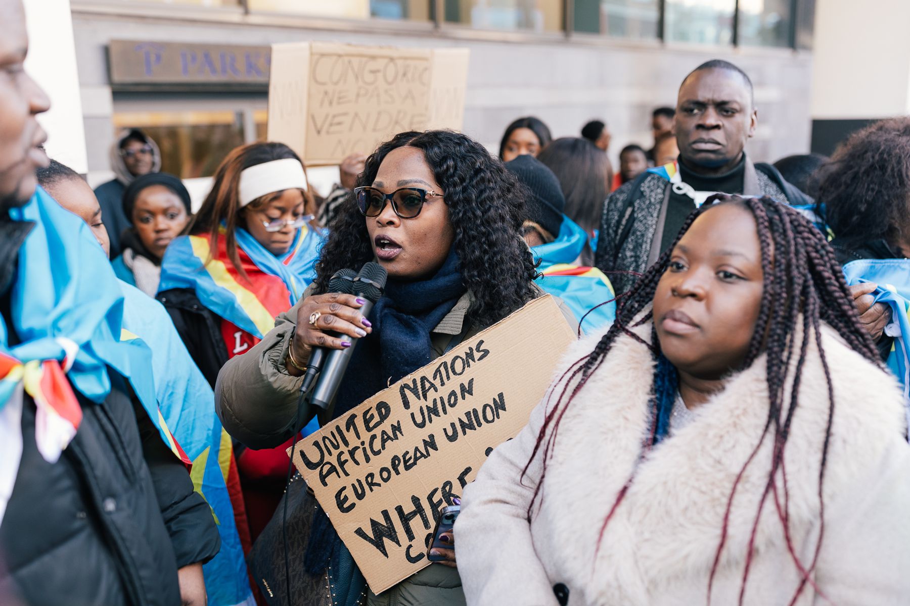 Demonstratie voor Oost-Congo met Congolese vlaggen